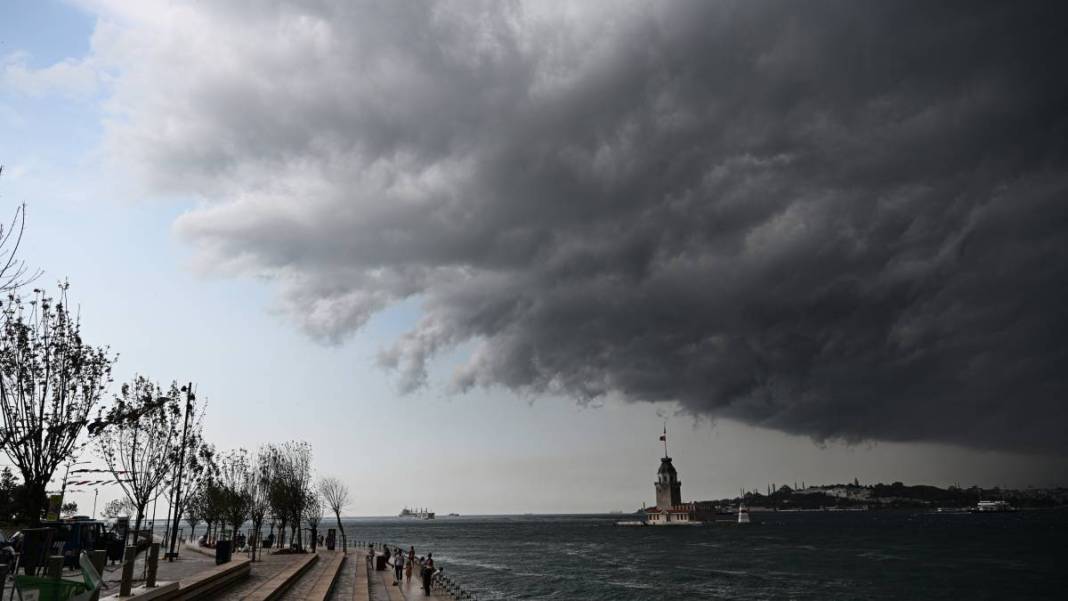 İstanbul sağanak yağışa teslim! Gündüz geceye döndü 9